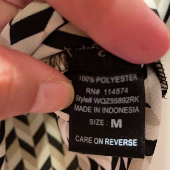 ✨Pleione Black, tan & white Chevron blouse - Picture 3 of 7